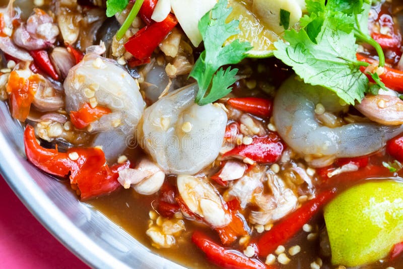 Insalata piccante del gamberetto di stile tailandese immagini stock libere da diritti Insalata piccante del gamberetto di stile tailandese immagini stock libere da diritti