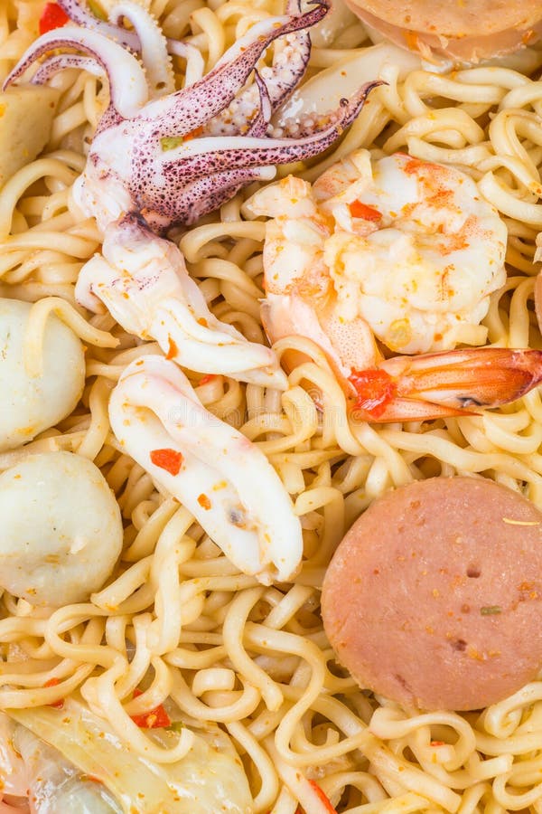 Insalata piccante della tagliatella istantanea, cucina tailandese immagini stock Insalata piccante della tagliatella istantanea, cucina tailandese immagini stock