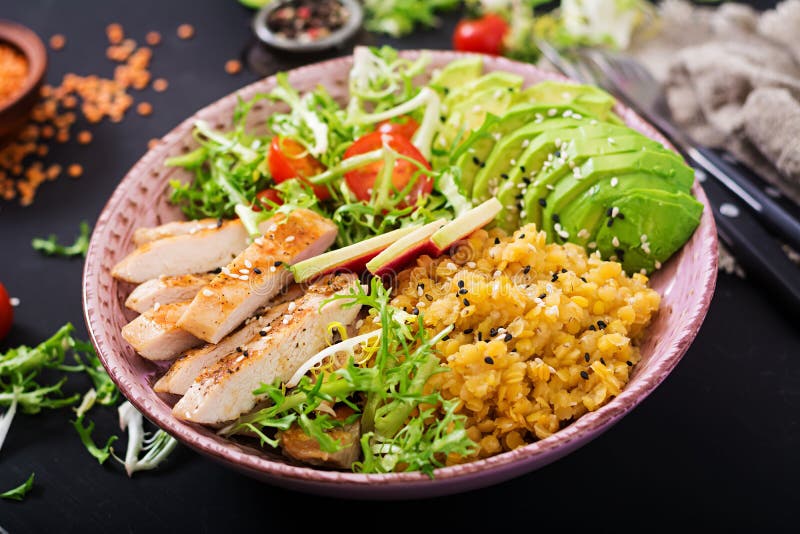 Insalata sana con il pollo, pomodori, avocado, lattuga, ravanello dell'anguria fotografie stock Insalata sana con il pollo, pomodori, avocado, lattuga, ravanello dell'anguria fotografie stock