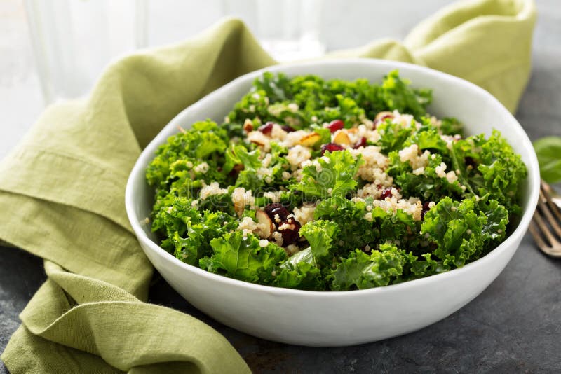 Insalata sana fresca con cavolo e la quinoa immagini stock Insalata sana fresca con cavolo e la quinoa immagini stock