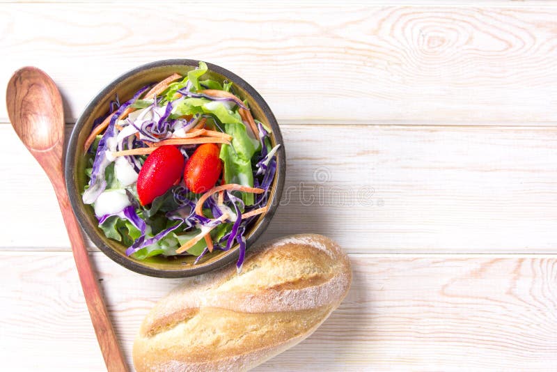 Insalata sana fresca sulla tavola di legno fotografia stock libera da diritti Insalata sana fresca sulla tavola di legno fotografia stock libera da diritti