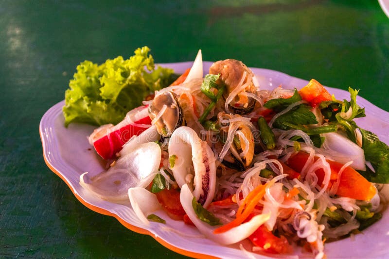 Insalata & spezie tailandesi dei frutti di mare fotografia stock Insalata & spezie tailandesi dei frutti di mare fotografia stock