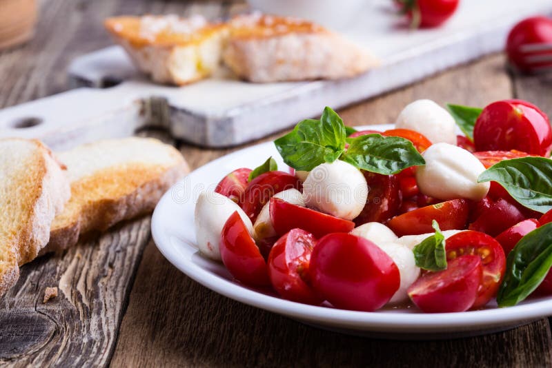 Insalata tradizionale di Caprese fotografia stock libera da diritti Insalata tradizionale di Caprese fotografia stock libera da diritti