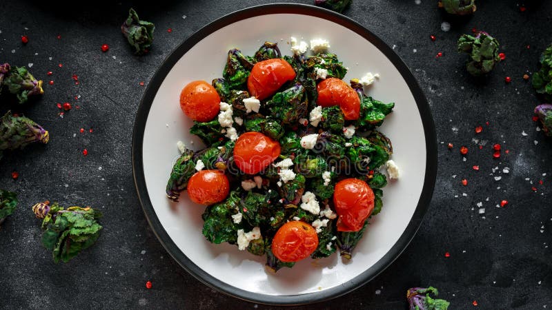 Insalata verde arrostita casalinga di Kalettes con i pomodori ciliegia ed il feta Alimento sano immagini stock libere da diritti Insalata verde arrostita casalinga di Kalettes con i pomodori ciliegia ed il feta Alimento sano immagini stock libere da diritti