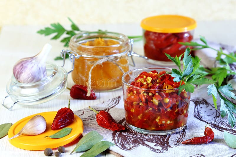 Inscatolamento domestico pepe Peperoncino rosso caldo marinato con le spezie in barattoli fotografie stock Inscatolamento domestico pepe Peperoncino rosso caldo marinato con le spezie in barattoli fotografie stock