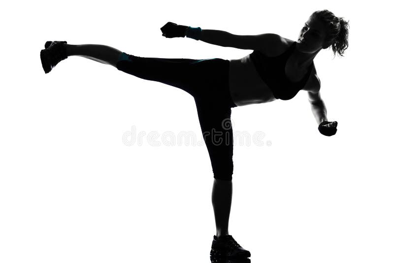 Inscatolamento kickboxing del pugile di posizione della donna immagini stock Inscatolamento kickboxing del pugile di posizione della donna immagini stock