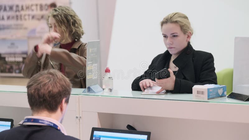Inscripción de los participantes en la conferencia en la recepción almacen de metraje de vídeo