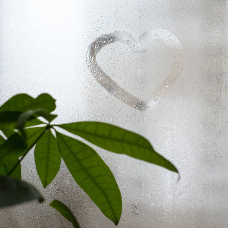 Inscripción en el vidrio de la ventana sudoroso, forma del corazón Símbolo del amor y del romance imagen de archivo libre de regalías Inscripción en el vidrio de la ventana sudoroso, forma del corazón Símbolo del amor y del romance imagen de archivo libre de regalías