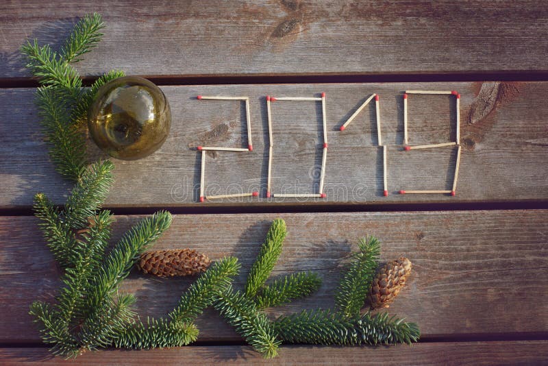 Inscription 2019, composée des matchs sur un fond en bois avec une branche verte d'un arbre de Noël photo stock Inscription 2019, composée des matchs sur un fond en bois avec une branche verte d'un arbre de Noël photo stock