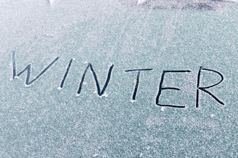 Inscription d'hiver sur la neige sur la fenêtre plan de la voiture image stock Inscription d'hiver sur la neige sur la fenêtre plan de la voiture image stock