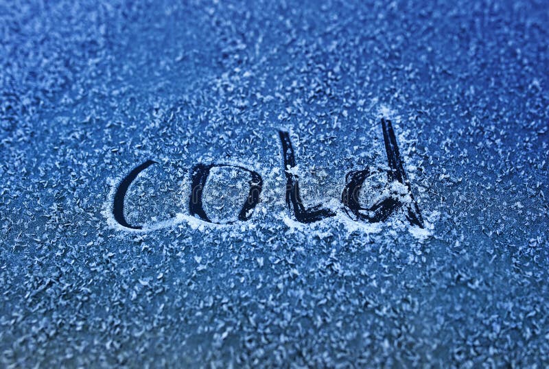 Холод текст kai. Холод надпись. Надпись на морозном стекле. Нацарапанные надписи на стекле окна. Слово Cold.