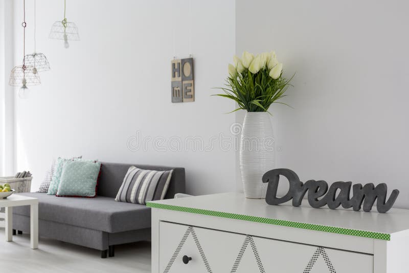 Inscrição 3D decorativa em uma caixa de gavetas branca imagens de stock royalty free Inscrição 3D decorativa em uma caixa de gavetas branca imagens de stock royalty free