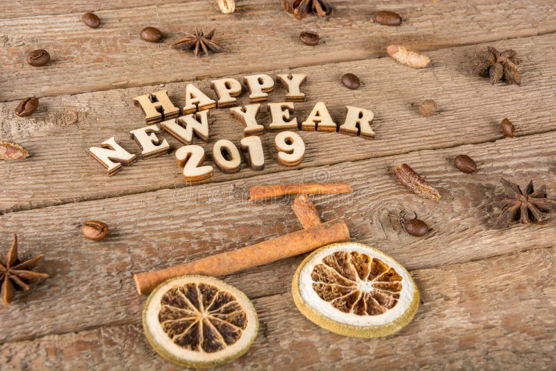 A inscrição das letras e dos números de madeira ‘ano novo feliz ‘, uma bicicleta e uma árvore das especiarias no fundo da madeira fotos de stock royalty free A inscrição das letras e dos números de madeira ‘ano novo feliz ‘, uma bicicleta e uma árvore das especiarias no fundo da madeira fotos de stock royalty free