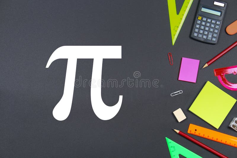 A inscrição do Dia de Pi e giz numa lousa imagem de stock royalty free