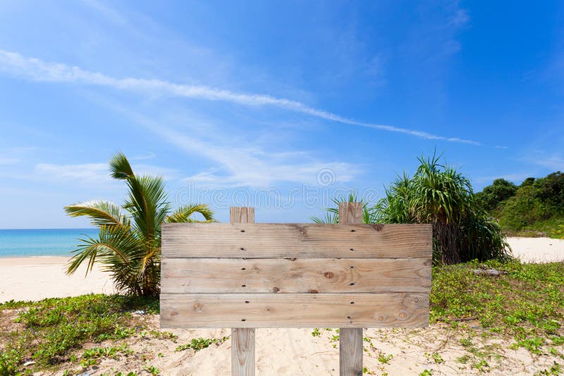 Insegna di legno sulla spiaggia tropicale per il fondo di estate fotografia stock libera da diritti Insegna di legno sulla spiaggia tropicale per il fondo di estate fotografia stock libera da diritti