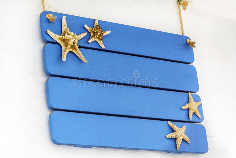 Insegna di legno sulle plance blu immagini stock Insegna di legno sulle plance blu immagini stock