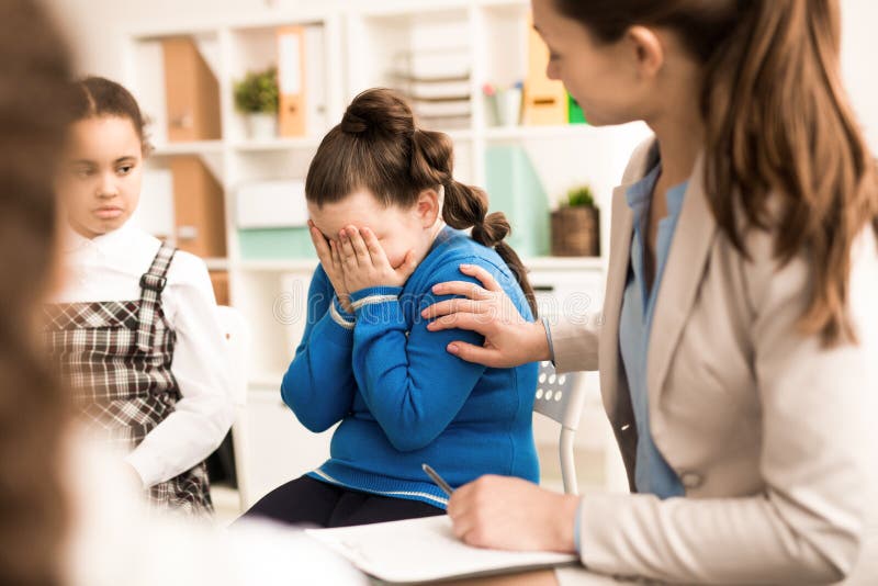 Insegnante che conforta la ragazza fotografia stock libera da diritti