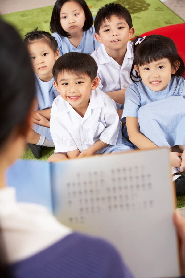 Insegnante che legge agli allievi in cinese immagini stock libere da diritti Insegnante che legge agli allievi in cinese immagini stock libere da diritti