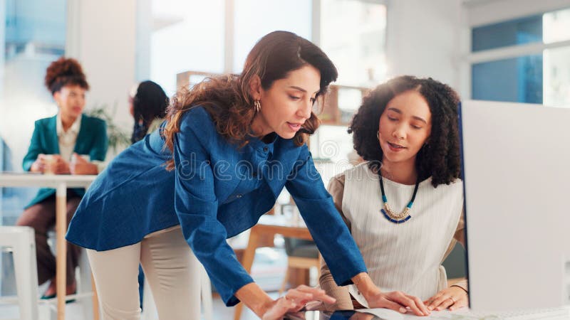 Insegnante d'affari e aiutante donna con il computer per la formazione aziendale sistema finanziario e consulenza in materia di in fotografia stock
