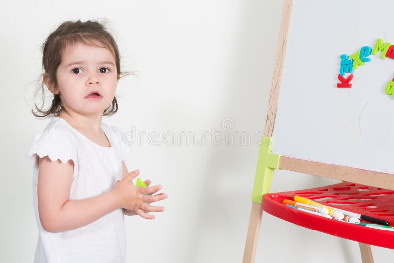insegnante del gioco della ragazza del bambino con la lavagna del giocattolo a scuola fotografie stock libere da diritti insegnante del gioco della ragazza del bambino con la lavagna del giocattolo a scuola fotografie stock libere da diritti