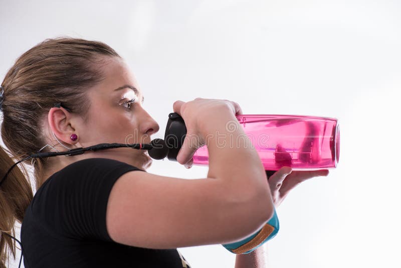Insegnante di fitness per l'acqua potabile della bottiglia fotografie stock Insegnante di fitness per l'acqua potabile della bottiglia fotografie stock