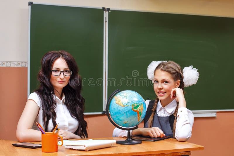 Insegnante ed allievo nella classe di geografia fotografie stock libere da diritti Insegnante ed allievo nella classe di geografia fotografie stock libere da diritti