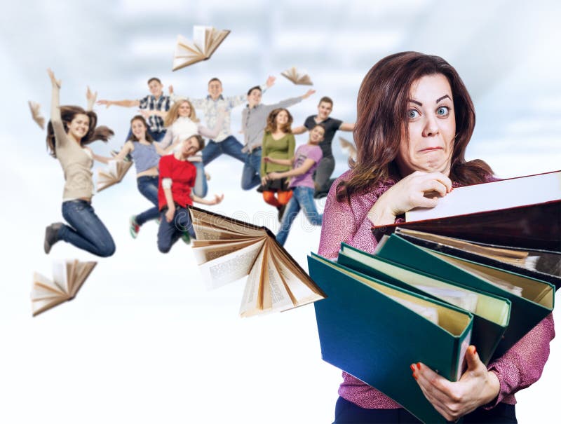 Insegnante pazzo con gli studenti felici immagine stock Insegnante pazzo con gli studenti felici immagine stock