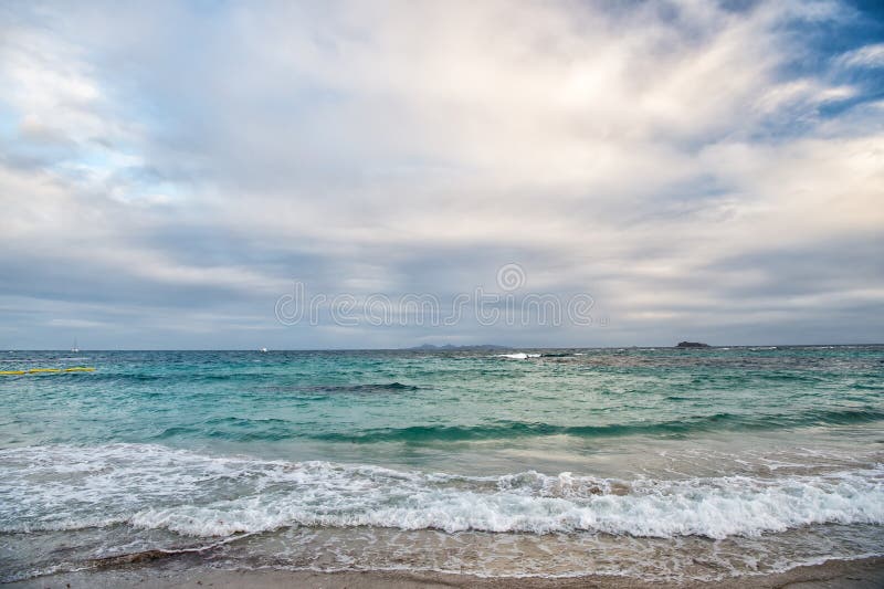 Insel-Strand Str Karibischer Strand Karibisches Meer Meer des blauen Wassers Schöner karibischer Strand Blaues Wasser w der Karib lizenzfreies stockbild Insel-Strand Str Karibischer Strand Karibisches Meer Meer des blauen Wassers Schöner karibischer Strand Blaues Wasser w der Karib lizenzfreies stockbild