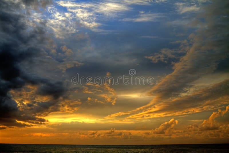 Insel von Kauai, Hawaii Sonnenuntergang lizenzfreie stockfotografie Insel von Kauai, Hawaii Sonnenuntergang lizenzfreie stockfotografie