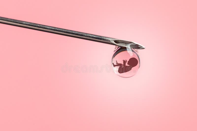 Inseminazione artificiale Bambino in provetta, IVF Sulla punta della goccia dell'ago della siringa con la siluetta dell'embrione immagini stock libere da diritti Inseminazione artificiale Bambino in provetta, IVF Sulla punta della goccia dell'ago della siringa con la siluetta dell'embrione immagini stock libere da diritti