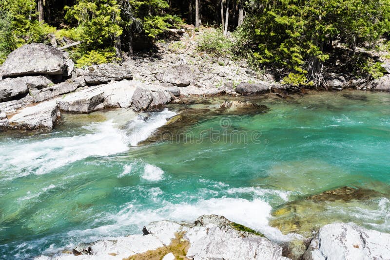Insenatura blu della montagna in Glacier National Park fotografia stock libera da diritti Insenatura blu della montagna in Glacier National Park fotografia stock libera da diritti
