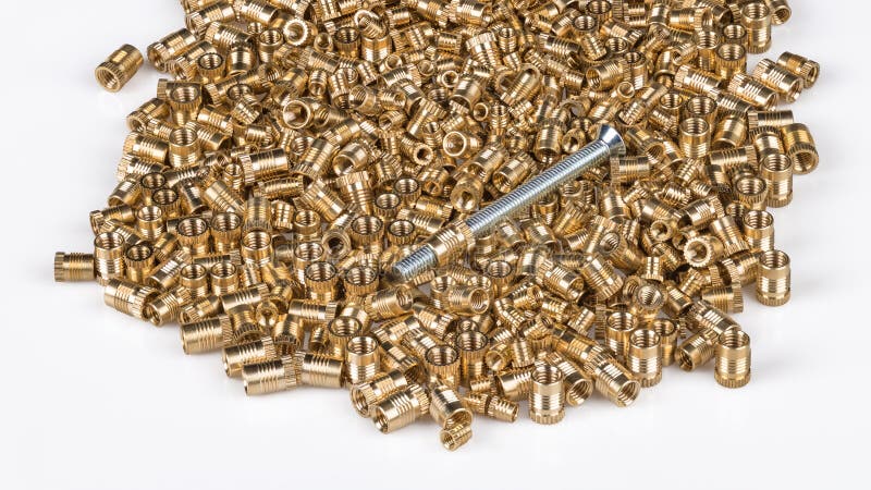 Insertions filetées de bronze sur le fond blanc images stock Insertions filetées de bronze sur le fond blanc images stock