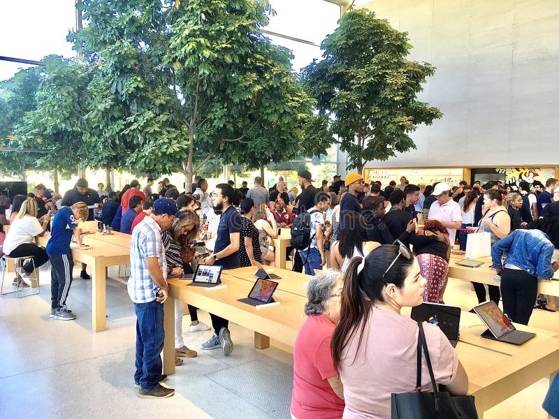 Apple Store in Aventura, Florida Editorial Photo - Image of shop, customer:  163001621