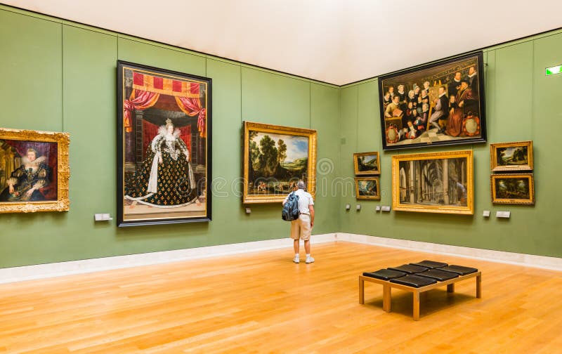 People Inside the Louvre Museum (Musee Du Louvre) Editorial Stock Image -  Image of city, museum: 39941264