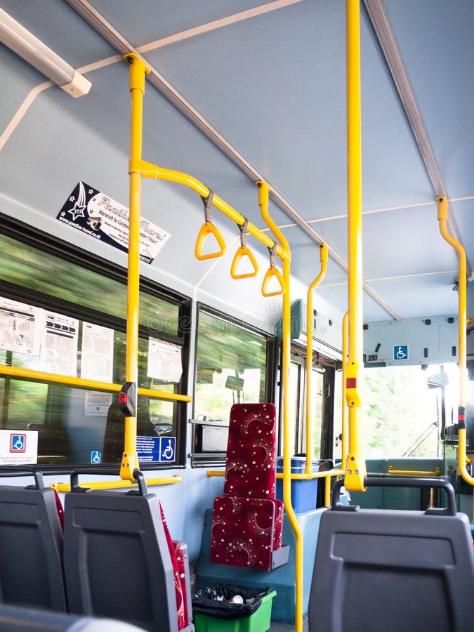 Inside pusty autobusowy chodzenie transport fotografia royalty free