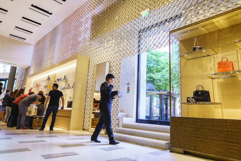 Paris, France, People Shopping, Street Lights, Storefront ,French Luxury  Fashion Shop, LVMH Louis Vuitton building store, Avenue Champs Elysees,  Night Stock Photo - Alamy