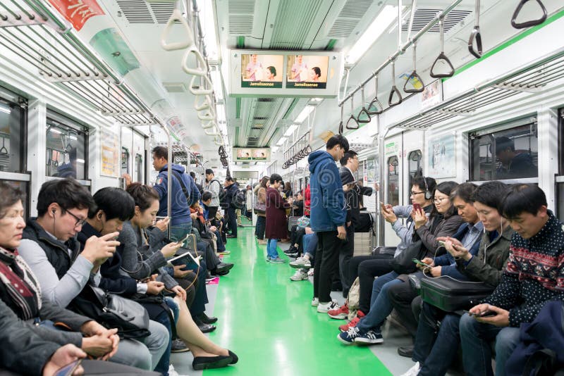 Inside widok Wielkomiejski metro w Seul, jeden używać podziemny system w świacie przy Seul ciężko -, Południowy Korea zdjęcia stock Inside widok Wielkomiejski metro w Seul, jeden używać podziemny system w świacie przy Seul ciężko -, Południowy Korea zdjęcia stock
