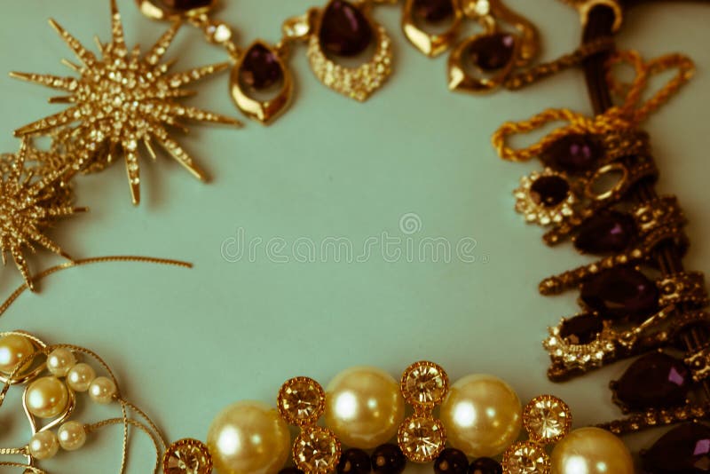 Insieme affascinante d'avanguardia dei gioielli dei bei gioielli brillanti preziosi, collana, ea fotografia stock libera da diritti Insieme affascinante d'avanguardia dei gioielli dei bei gioielli brillanti preziosi, collana, ea fotografia stock libera da diritti