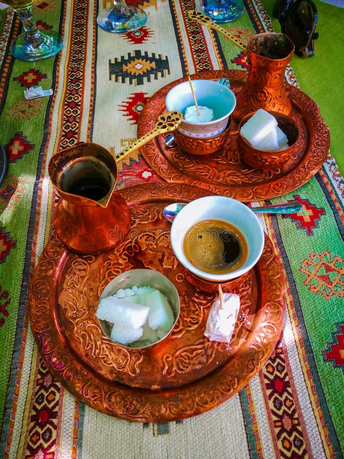 Insieme bosniaco del coffe che riempie in tazza del coffe immagini stock Insieme bosniaco del coffe che riempie in tazza del coffe immagini stock