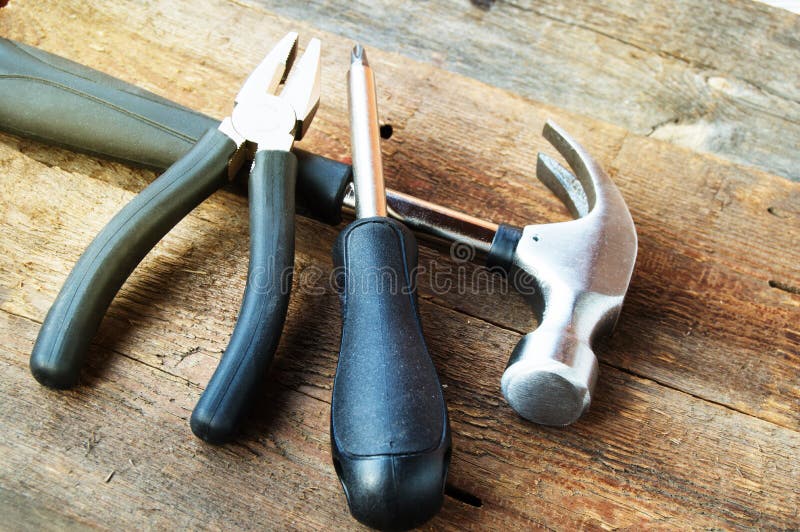 Insieme degli attrezzi per bricolage per rinnovamento domestico su un bordo di legno anziano fotografie stock libere da diritti Insieme degli attrezzi per bricolage per rinnovamento domestico su un bordo di legno anziano fotografie stock libere da diritti