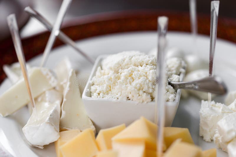 Insieme dei chees differenti dei formaggi, del Brie, della mozzarella e della feta fotografia stock Insieme dei chees differenti dei formaggi, del Brie, della mozzarella e della feta fotografia stock