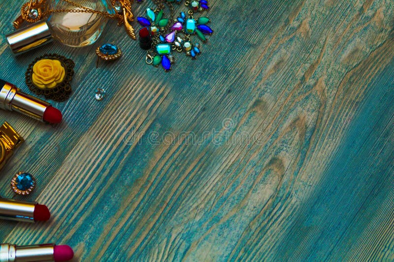 Insieme dei cosmetici, degli strumenti di trucco e dell'accessorio decorativi su fondo bianco concetto di bellezza, di modo, del immagini stock libere da diritti Insieme dei cosmetici, degli strumenti di trucco e dell'accessorio decorativi su fondo bianco concetto di bellezza, di modo, del immagini stock libere da diritti