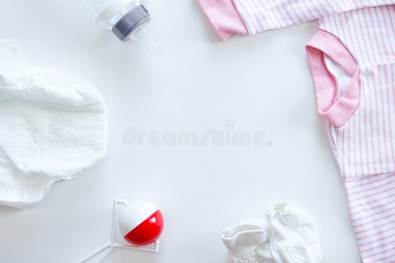 Insieme dei rifornimenti del bambino sulla tavola: pannolino, beanbag, bottiglia, vestito immagini stock libere da diritti Insieme dei rifornimenti del bambino sulla tavola: pannolino, beanbag, bottiglia, vestito immagini stock libere da diritti