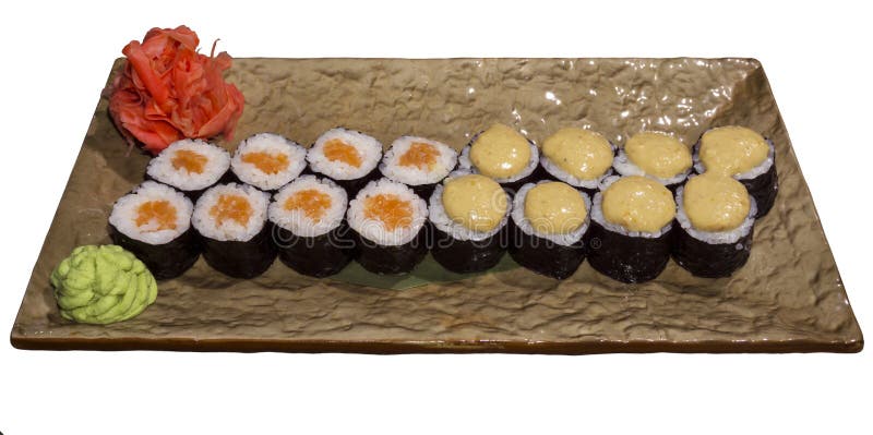 Insieme dei rotoli di sushi Hosomaki su un piatto stilizzato rettangolare isolato fotografia stock Insieme dei rotoli di sushi Hosomaki su un piatto stilizzato rettangolare isolato fotografia stock
