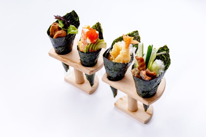 Insieme dei sushi del rotolo della mano di California immagine stock libera da diritti Insieme dei sushi del rotolo della mano di California immagine stock libera da diritti