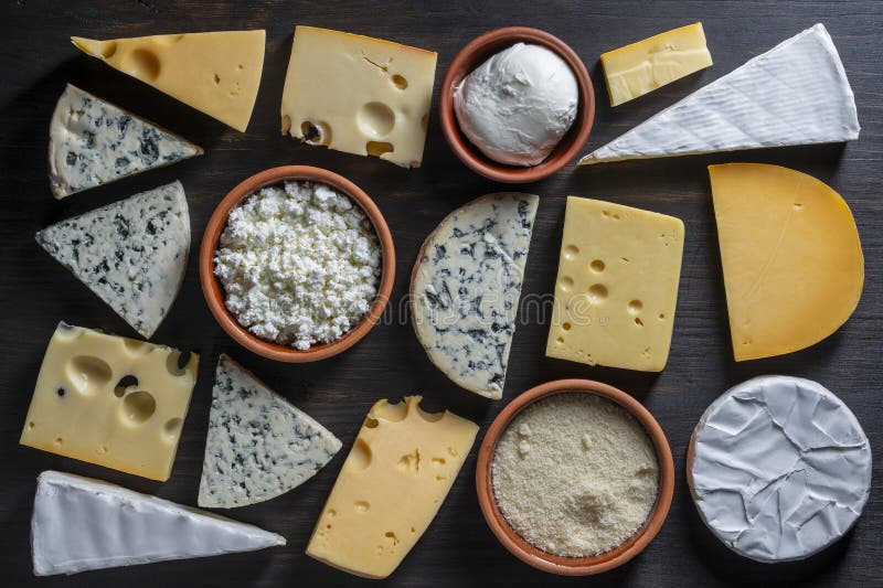Insieme di formaggi diversi sulla vista superiore di chiusura di fondo in legno. Vari tipi di formaggio fotografie stock libere da diritti