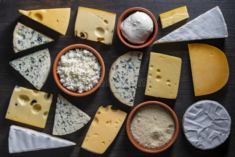 Insieme di formaggi diversi sulla vista superiore di chiusura di fondo in legno. Vari tipi di formaggio immagini stock