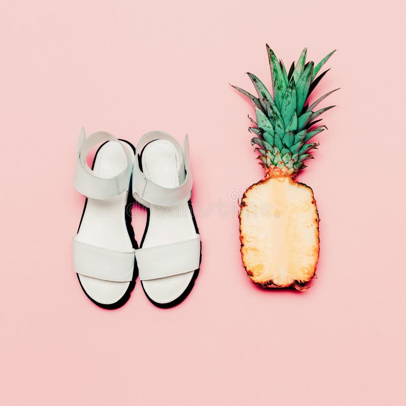 Insieme di modo di estate Ananas e sandali di stile della vaniglia fotografia stock Insieme di modo di estate Ananas e sandali di stile della vaniglia fotografia stock