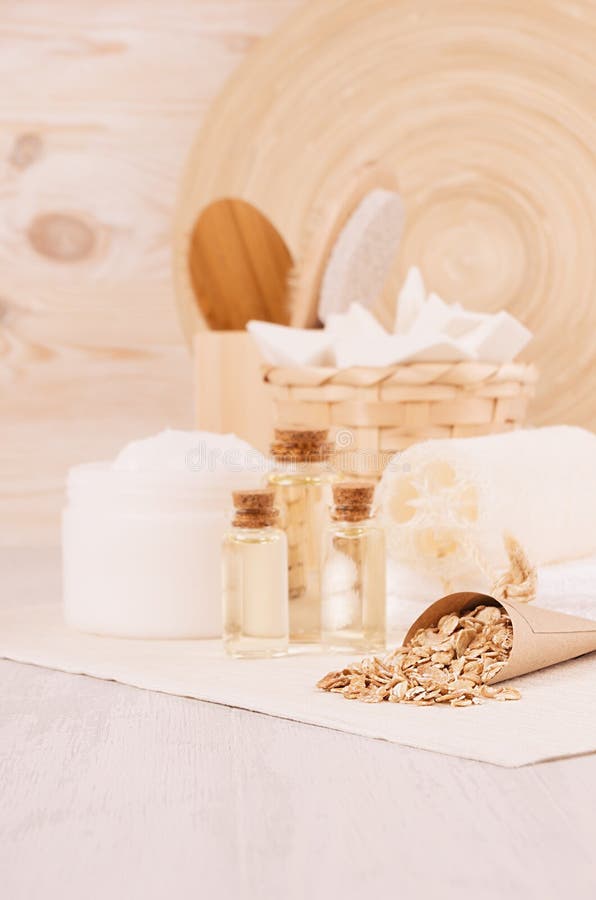 Insieme di prodotti bianco differente della stazione termale per cura di pelle e del corpo come fondo cosmetico rustico tradizion fotografia stock libera da diritti Insieme di prodotti bianco differente della stazione termale per cura di pelle e del corpo come fondo cosmetico rustico tradizion fotografia stock libera da diritti