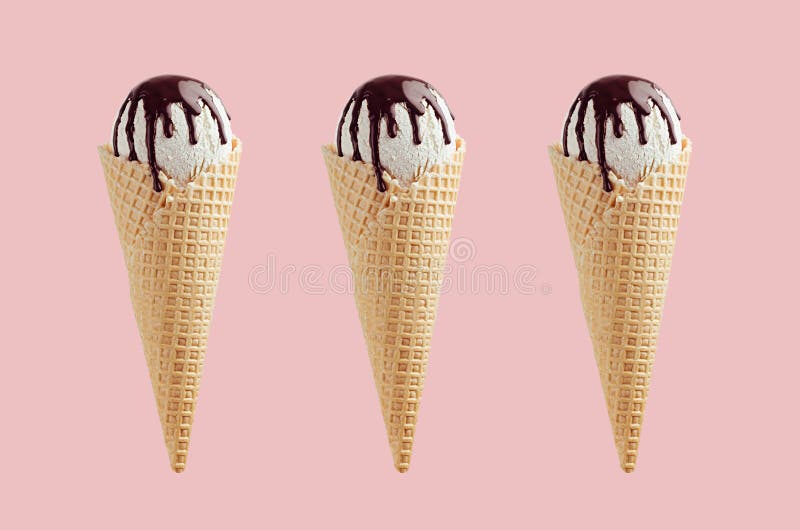 Insieme di tre gelati bianchi in coni di cialde con salsa di cioccolato su fondo rosa, per la progettazione